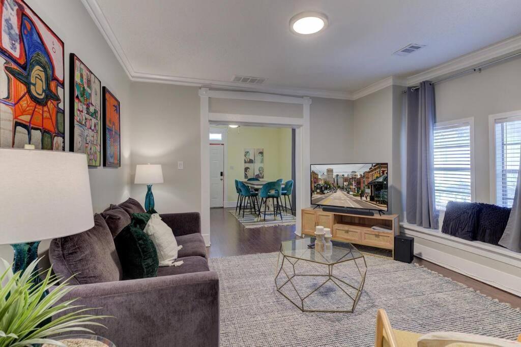 Casa vacanze Bright & Charming With Fire Pit And Porch Swing - Close To Beale Street, Bbq, Graceland, And The Liberty Bowl *
