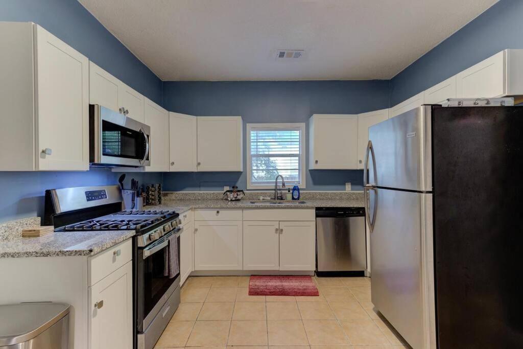 Bright & Charming With Fire Pit And Porch Swing - Close To Beale Street, Bbq, Graceland, And The Liberty Bowl