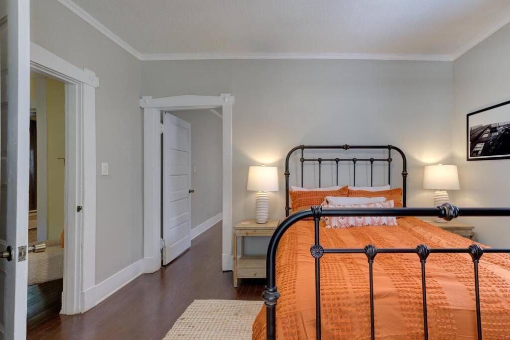 Casa vacanze Bright & Charming With Fire Pit And Porch Swing - Close To Beale Street, Bbq, Graceland, And The Liberty Bowl