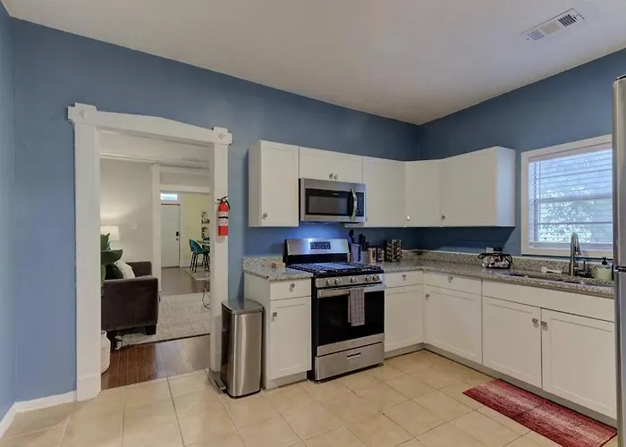 Bright & Charming Cottage With Fire Pit And Porch Swing - Close To Beale Street, Bbq, Graceland, And The Liberty Bowl