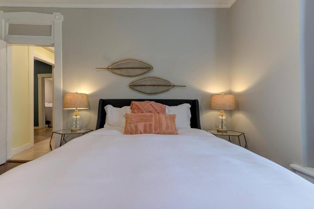 Bright & Charming Cottage With Fire Pit And Porch Swing - Close To Beale Street, Bbq, Graceland, And The Liberty Bowl *