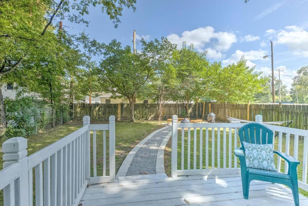 Bright & Charming Cottage With Fire Pit And Porch Swing - Close To Beale Street, Bbq, Graceland, And The Liberty Bowl Holiday home Memphis