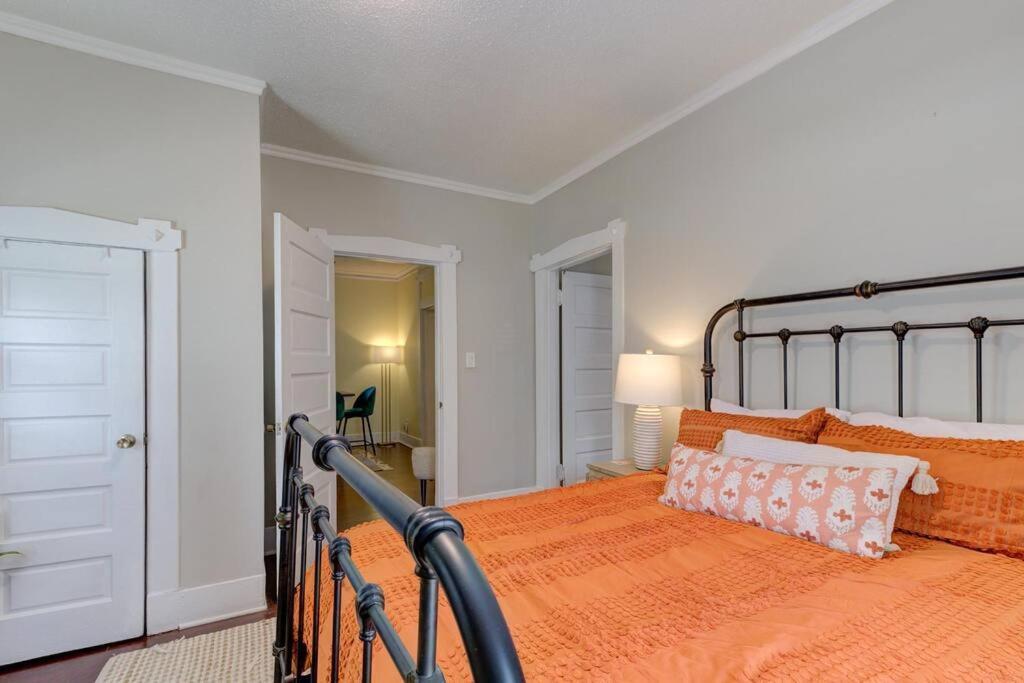 Bright & Charming Cottage With Fire Pit And Porch Swing - Close To Beale Street, Bbq, Graceland, And The Liberty Bowl Memphis