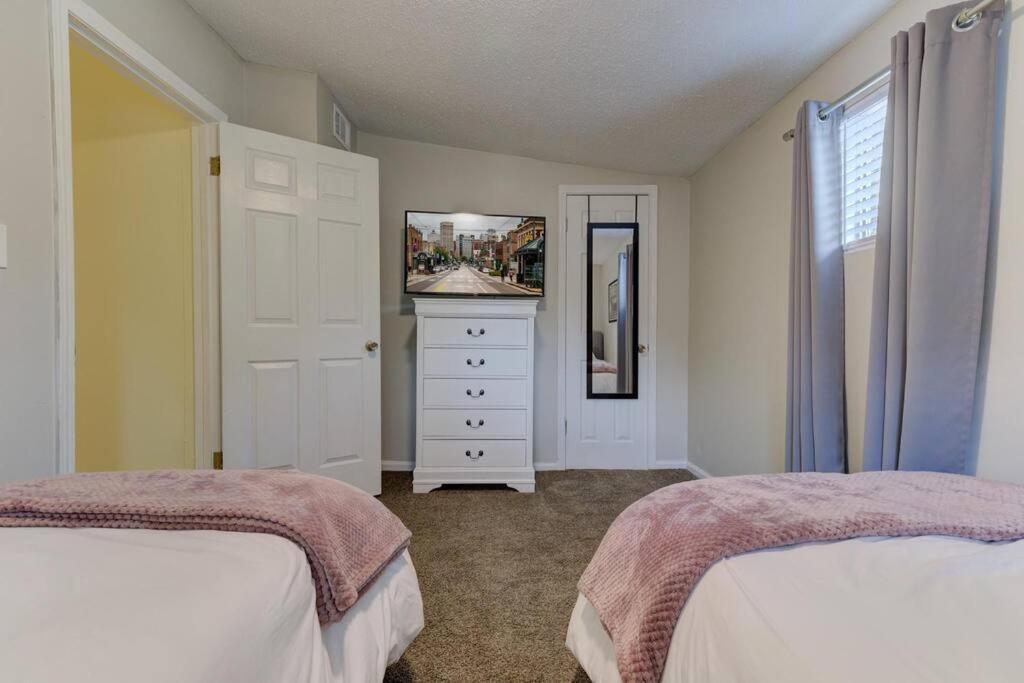 Bright & Charming Cottage With Fire Pit And Porch Swing - Close To Beale Street, Bbq, Graceland, And The Liberty Bowl Holiday home