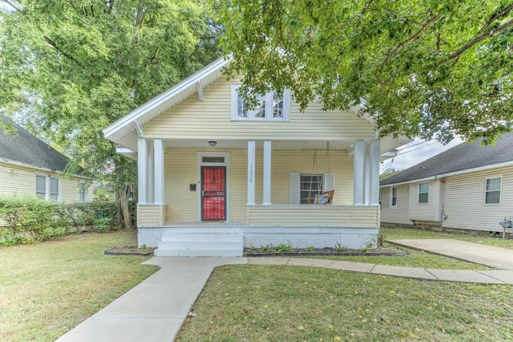 Bright & Charming Cottage With Fire Pit And Porch Swing - Close To Beale Street, Bbq, Graceland, And The Liberty Bowl Holiday home *