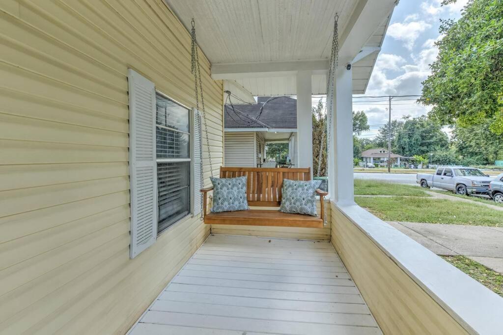 Bright & Charming Cottage With Fire Pit And Porch Swing - Close To Beale Street, Bbq, Graceland, And The Liberty Bowl Holiday home