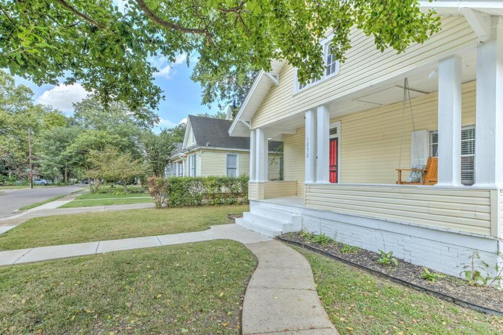Bright & Charming Cottage With Fire Pit And Porch Swing - Close To Beale Street, Bbq, Graceland, And The Liberty Bowl Memphis