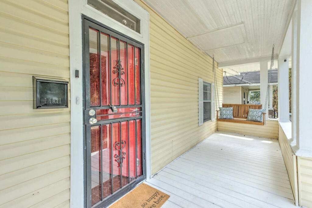 Holiday home Bright & Charming Cottage With Fire Pit And Porch Swing - Close To Beale Street, Bbq, Graceland, And The Liberty Bowl