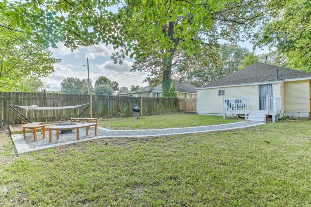 Holiday home Bright & Charming Cottage With Fire Pit And Porch Swing - Close To Beale Street, Bbq, Graceland, And The Liberty Bowl Memphis