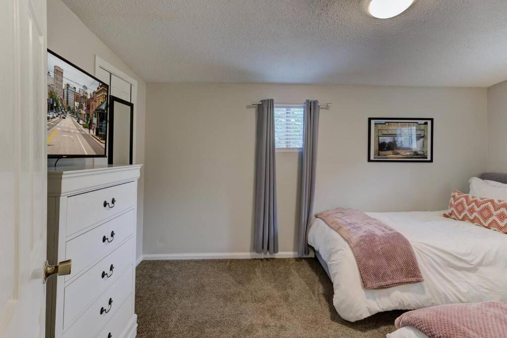 Holiday home Bright & Charming Cottage With Fire Pit And Porch Swing - Close To Beale Street, Bbq, Graceland, And The Liberty Bowl
