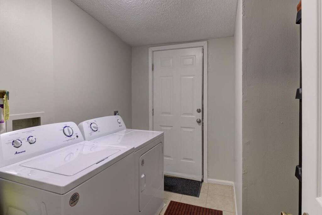 Bright & Charming Cottage With Fire Pit And Porch Swing - Close To Beale Street, Bbq, Graceland, And The Liberty Bowl Holiday home