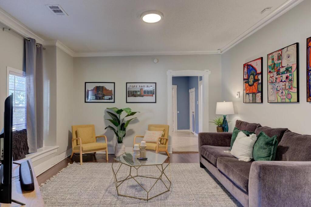 Bright & Charming Cottage With Fire Pit And Porch Swing - Close To Beale Street, Bbq, Graceland, And The Liberty Bowl Memphis