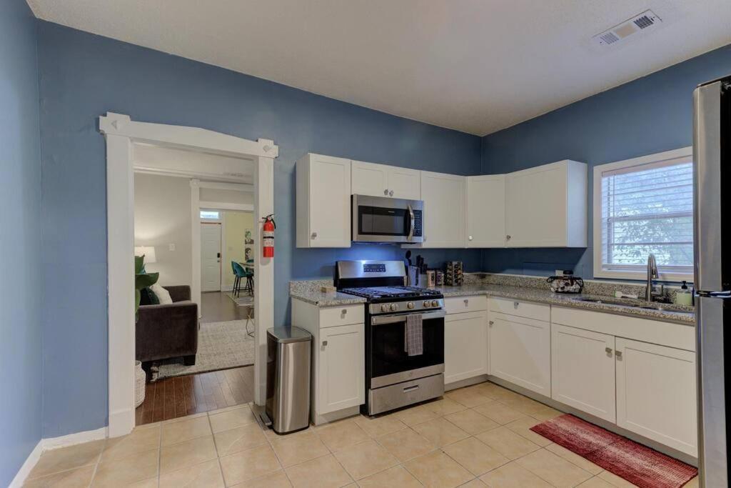 Bright & Charming Cottage With Fire Pit And Porch Swing - Close To Beale Street, Bbq, Graceland, And The Liberty Bowl Holiday home *