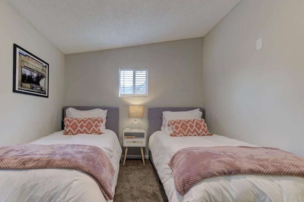 Bright & Charming Cottage With Fire Pit And Porch Swing - Close To Beale Street, Bbq, Graceland, And The Liberty Bowl Holiday home Memphis