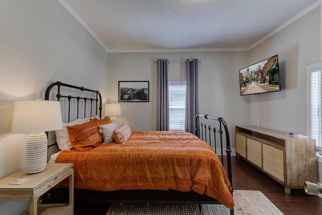 Bright & Charming Cottage With Fire Pit And Porch Swing - Close To Beale Street, Bbq, Graceland, And The Liberty Bowl Holiday home