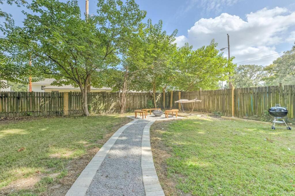 Bright & Charming Cottage With Fire Pit And Porch Swing - Close To Beale Street, Bbq, Graceland, And The Liberty Bowl Holiday home *