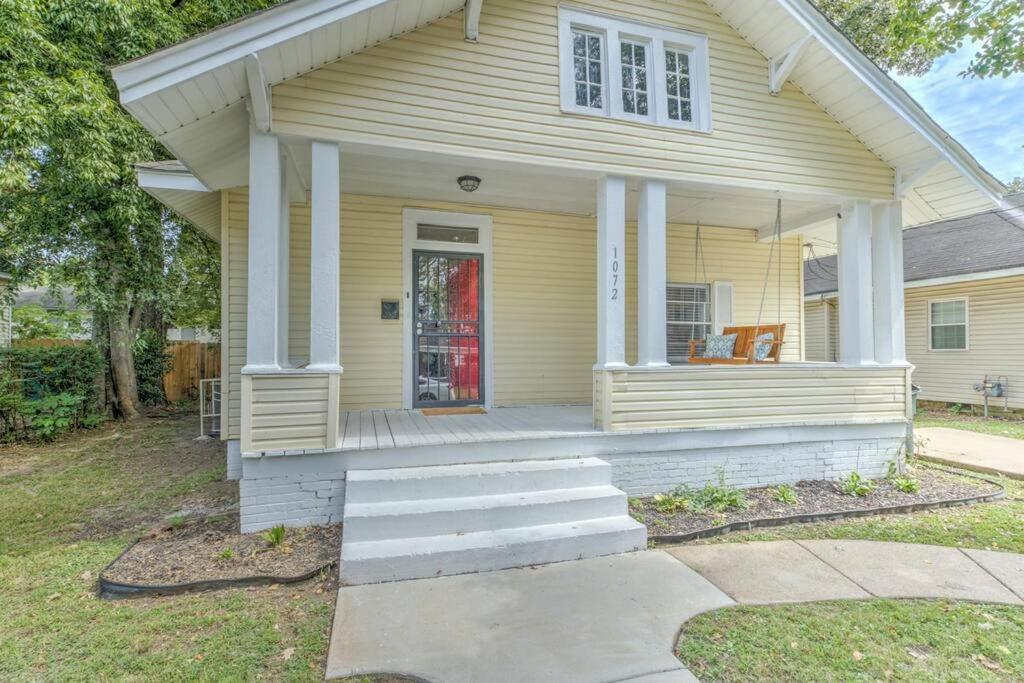 Bright & Charming Cottage With Fire Pit And Porch Swing - Close To Beale Street, Bbq, Graceland, And The Liberty Bowl Holiday home Memphis