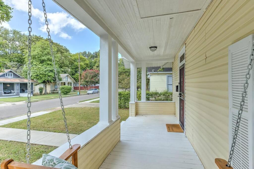 Bright & Charming Cottage With Fire Pit And Porch Swing - Close To Beale Street, Bbq, Graceland, And The Liberty Bowl Holiday home *