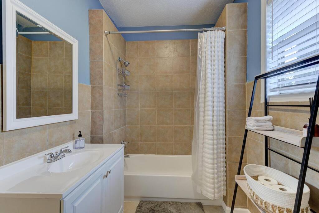 Bright & Charming With Fire Pit And Porch Swing - Close To Beale Street, Bbq, Graceland, And The Liberty Bowl *